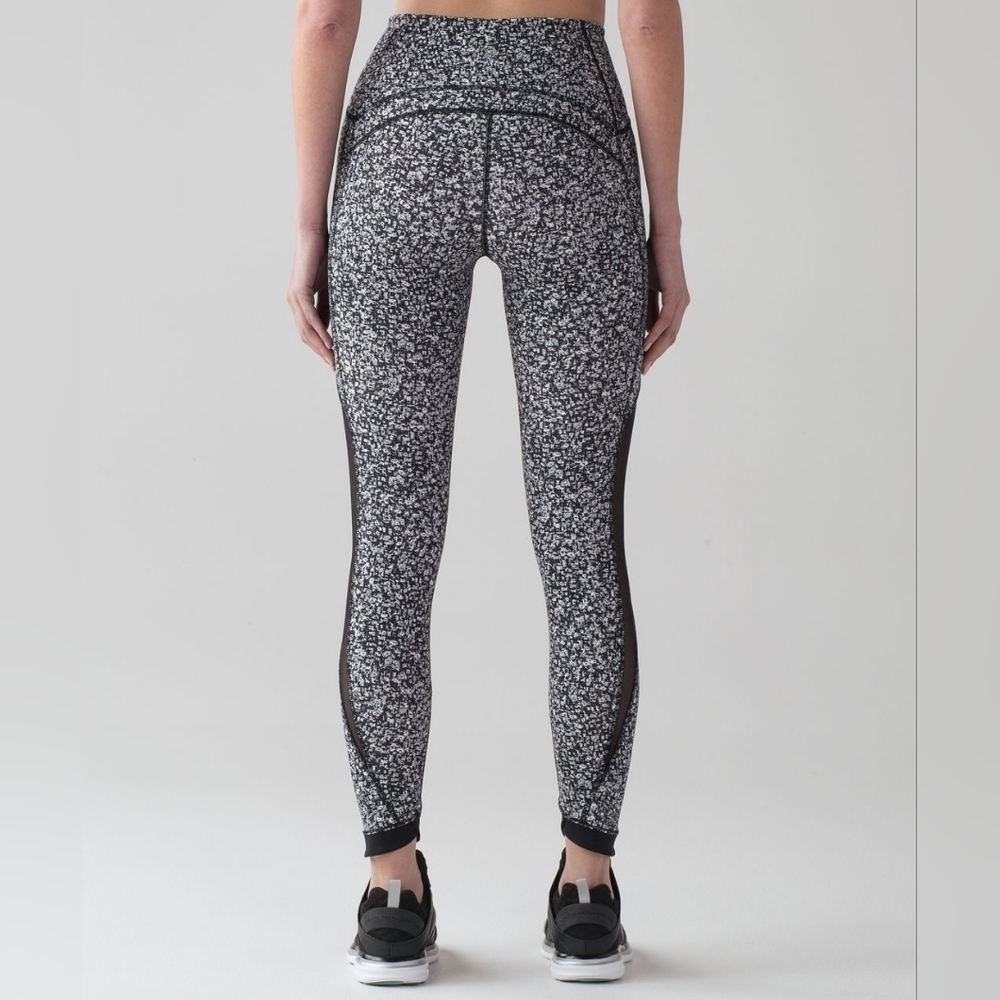 Lululemon Sole Training 7/8 TightDaisy Dust Alpine White Black / Black- Size 8